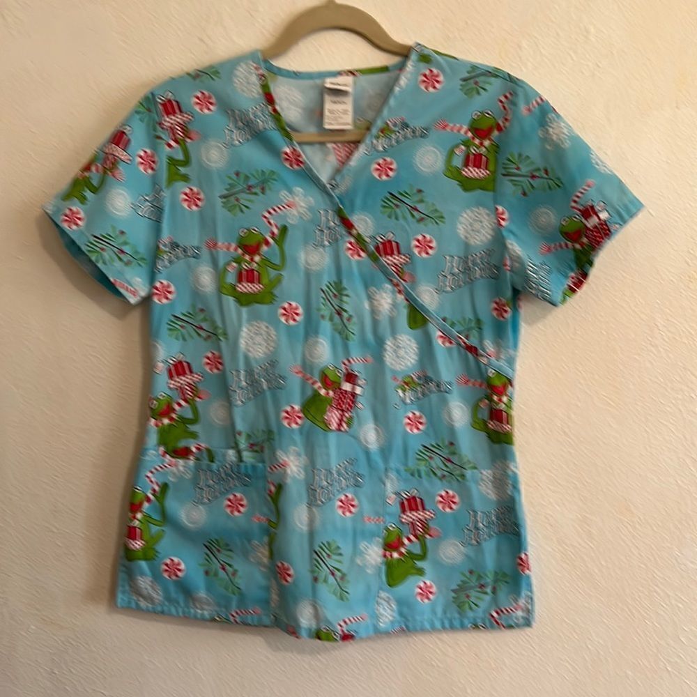 Women’s Disney Happy Holidays Short Sleeve V Neck Muppets 3 Pocket Scrubs Top S
